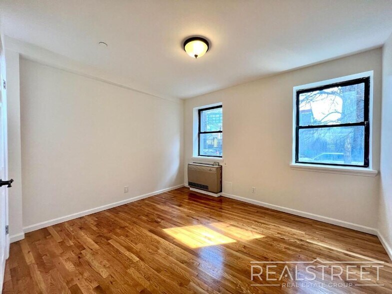 Building Photo - Spacious 2 Bedroom in Williamsburg!
