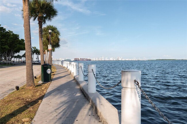 Building Photo - 1450 Brickell Bay Dr