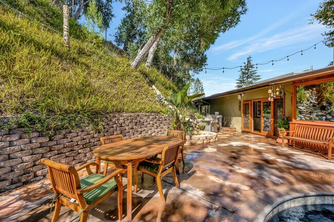 Building Photo - HOLIDAY SPECIAL***2 WEEKS FREE** 3 Bed/2 Bath Oasis in Royal Woods - Available Now