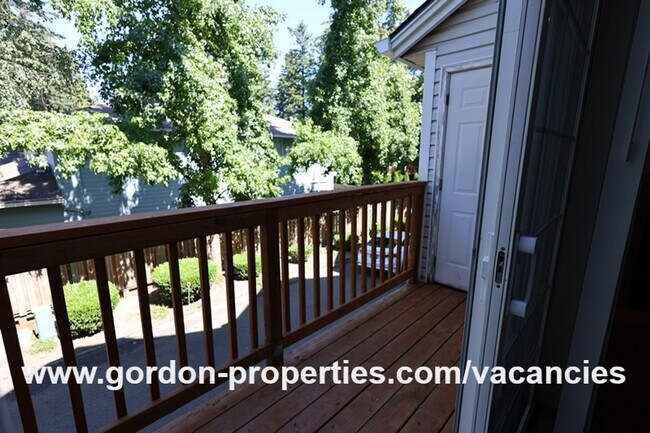 Building Photo - NE Halsey St - 2 bedroom townhouse with de...