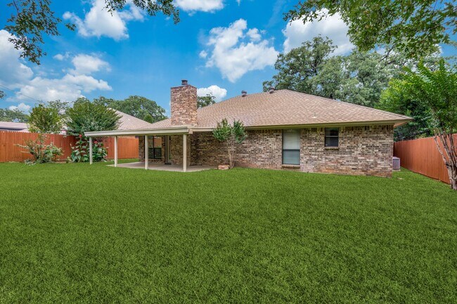 Building Photo - 3 Bed/2bath House next to Lake Arlington!