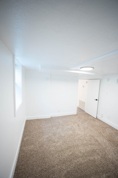 Building Photo - 2550 Highland Dr