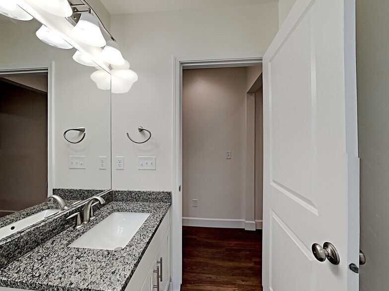 Building Photo - 400 E Sicily Dr