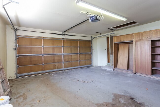 Building Photo - 2408 Lake Dr
