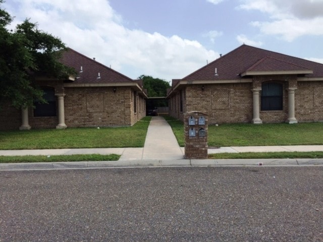 Building Photo - 1300 E Quail St