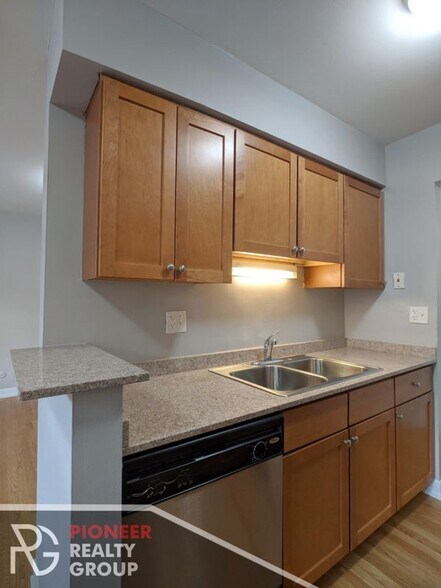 Building Photo - 525 W Oakdale Ave
