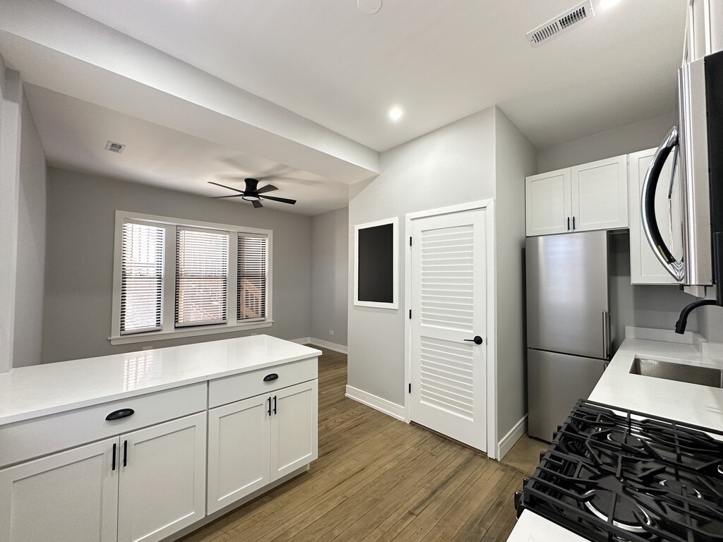 Building Photo - 3842 N Wilton Ave