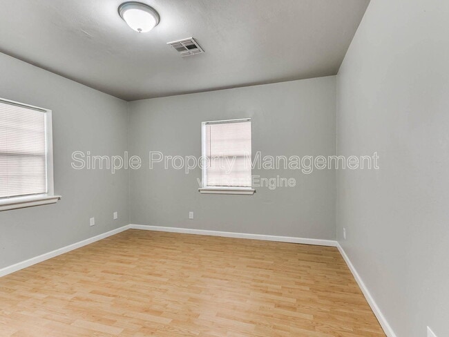 Building Photo - 137 S Draper Ave