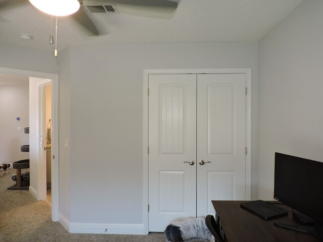 Building Photo - Easy access to interstate, shopping & Navy...