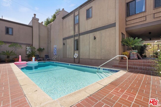 Building Photo - 853 Larrabee St