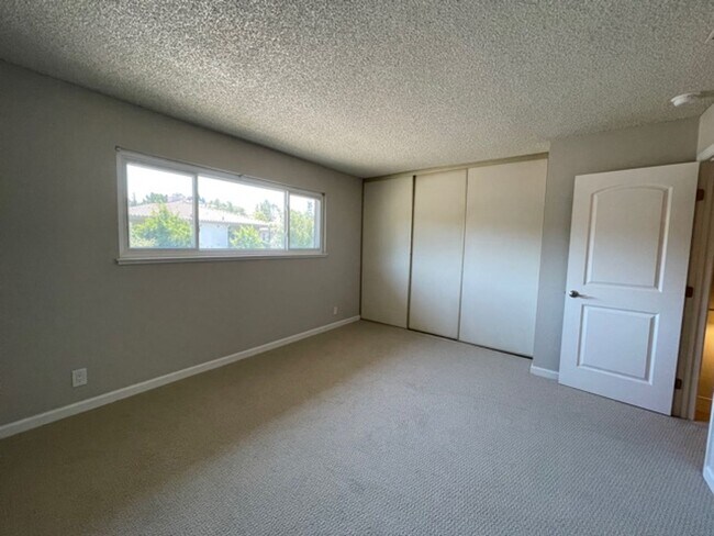 Building Photo - 2 bedroom, 2.5 bath 2 story condo now avai...