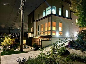 Building Photo - Magnolia newer 2Bed 2Bath Townhouse with Rooftop Deck