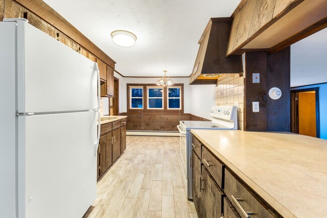 Building Photo - 381 Littlefield Rd