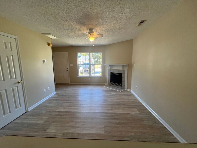 Building Photo - Beautiful 2 bedroom 2.5 bath town house located off Piney Green Road