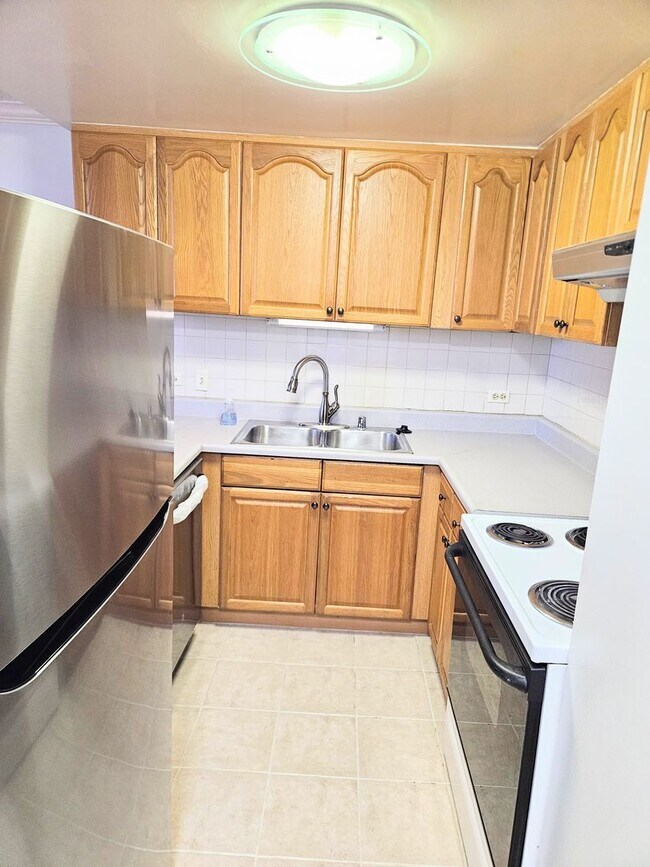 Building Photo - Royal Capitol Place Kakaako 1 Bedroom 1 Ba...