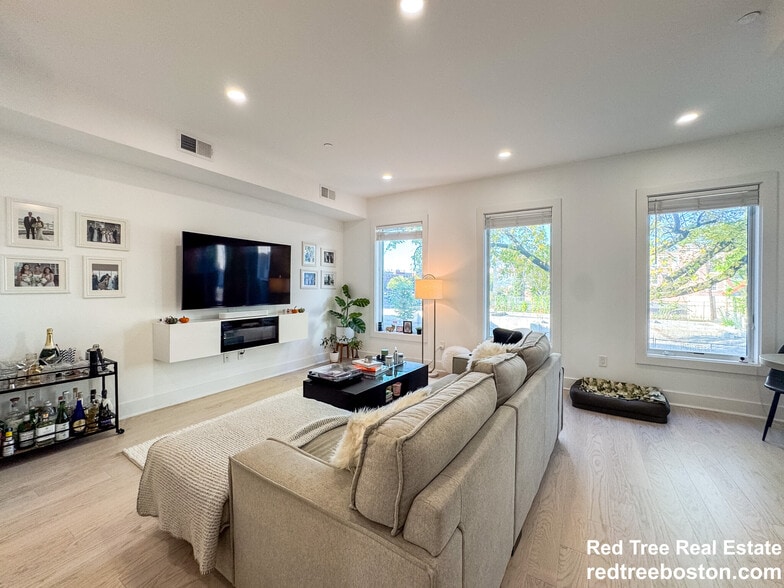 Primary Photo - 231 Maverick St