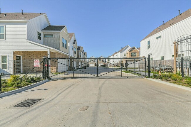Building Photo - 308 Queen Sude Ln