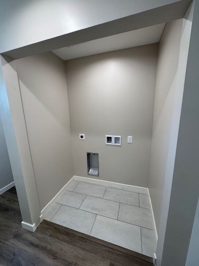 Building Photo - Modern-Brand New back house