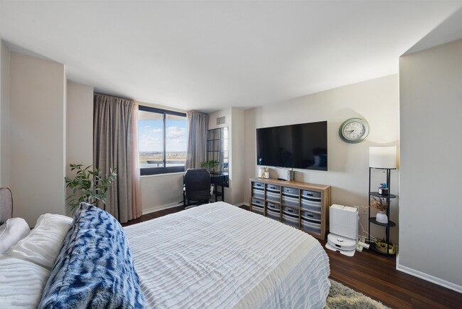 Building Photo - 1508 Harmon Cove Tower