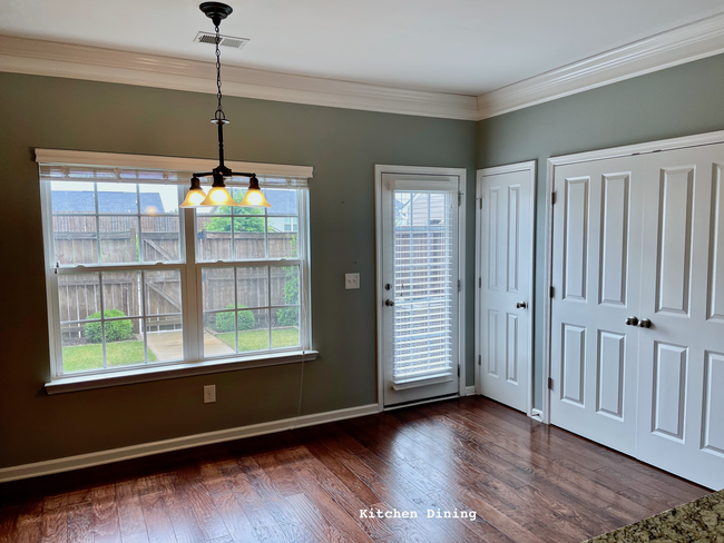 Bright Kitchen/Access to Parking - 2020 Hemlock Dr