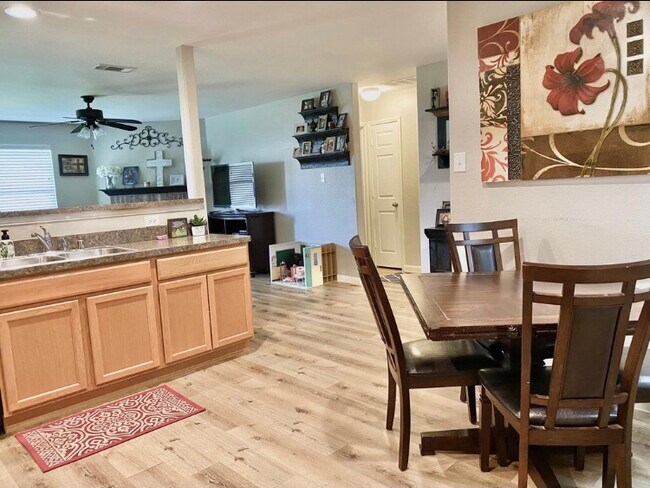 Building Photo - 118 Feverbush Dr