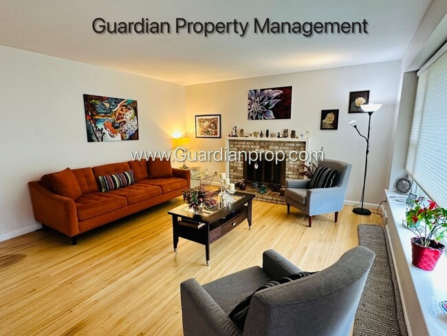 Building Photo - Edina Single Family Home, 2 Car Garage, Dishwasher, Hardwood Floors, Available January/Feb