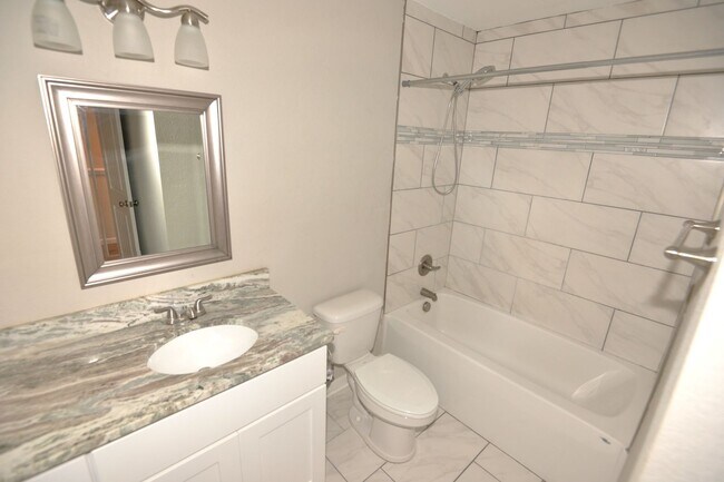 Building Photo - Spacious Single Family w/ Two Master Suites