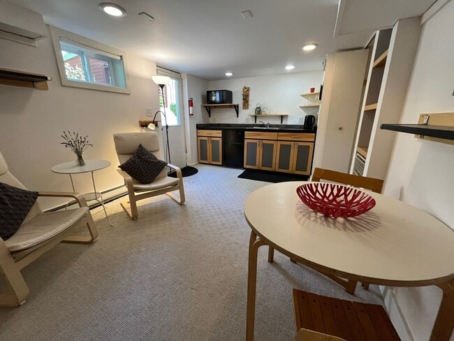 Building Photo - Updated 1926 4-bdrm/3-bath Sellwood bungal...