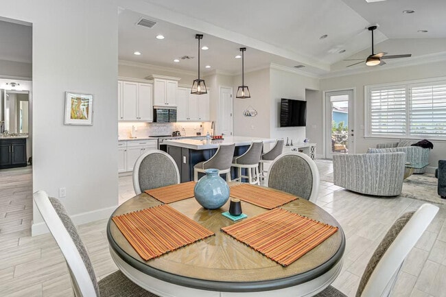 Building Photo - 6983 Saona CT