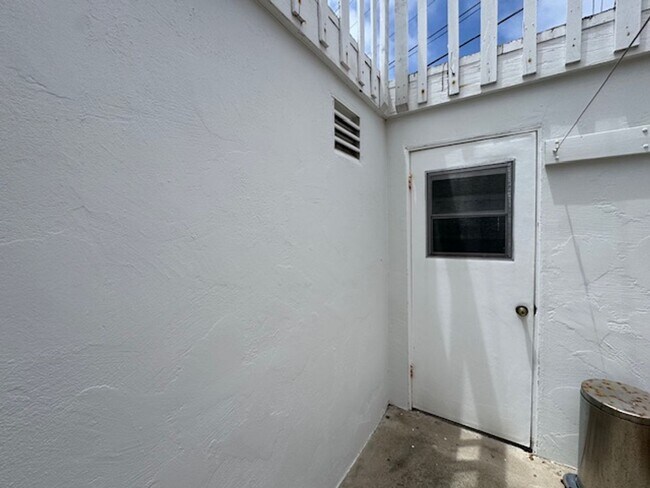 Building Photo - Recently Renovated 2 Bed / 2 Bath Apartmen...