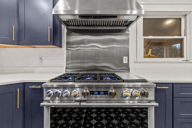 Building Photo - 1502 Tryon Rd