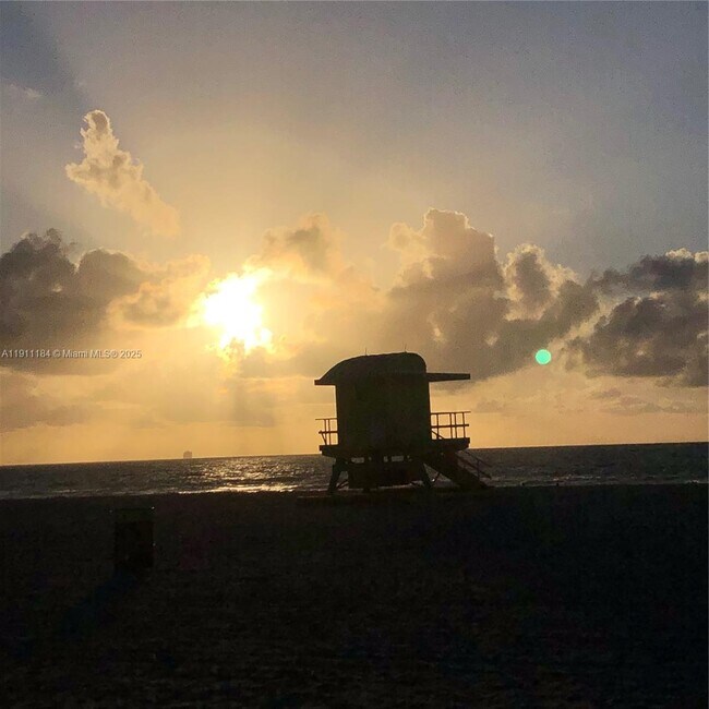 Building Photo - 5005 Collins Ave