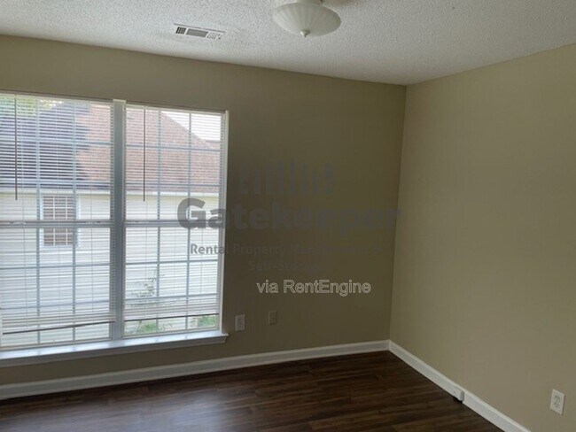 Building Photo - 10564 Village Landing