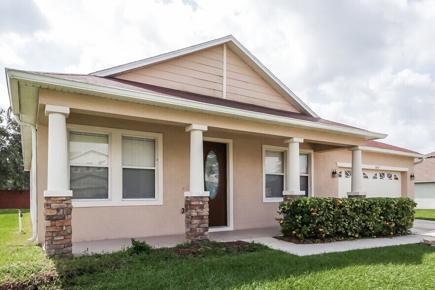 Building Photo - 2057 Bearing Ln