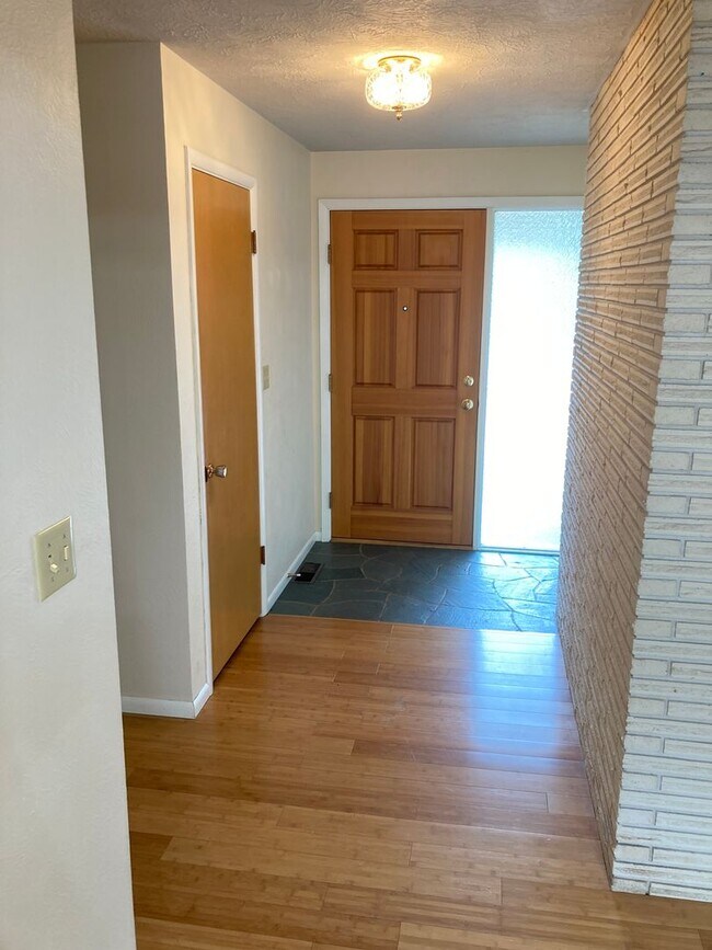 Building Photo - Mid-Century Four Bedroom in Candalaria, La...