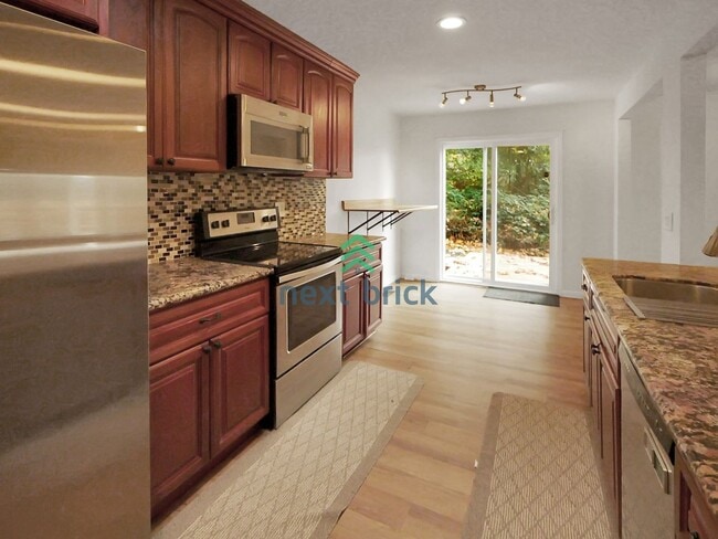 Building Photo - A beautiful 4 bed and 2 bathroom house for rent