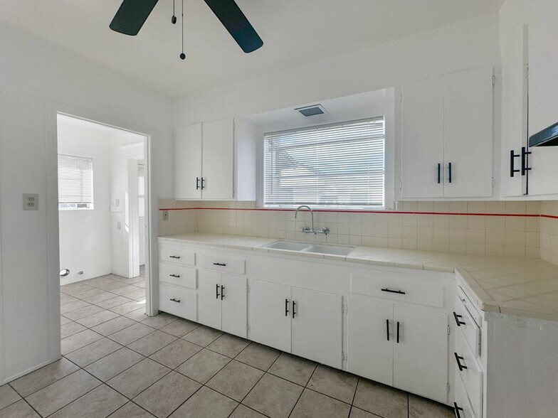 Building Photo - 209 Elm St