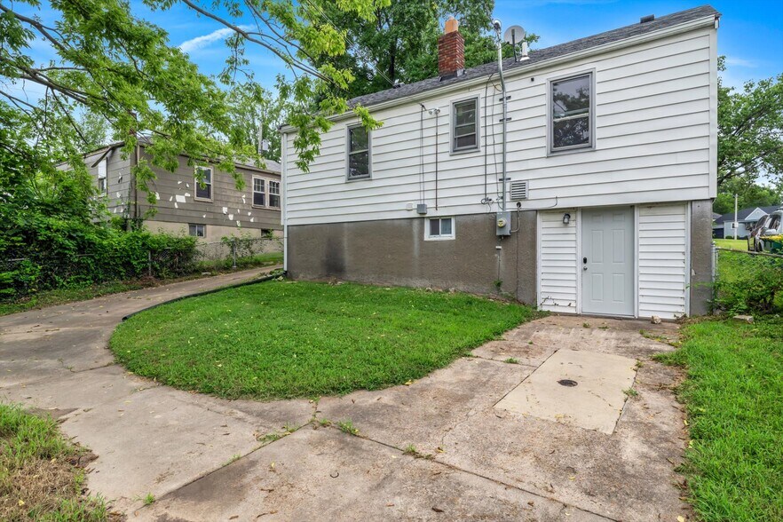 Building Photo - 7120 Roslyn Dr