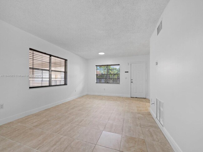 Building Photo - 15391 S Dixie Hwy