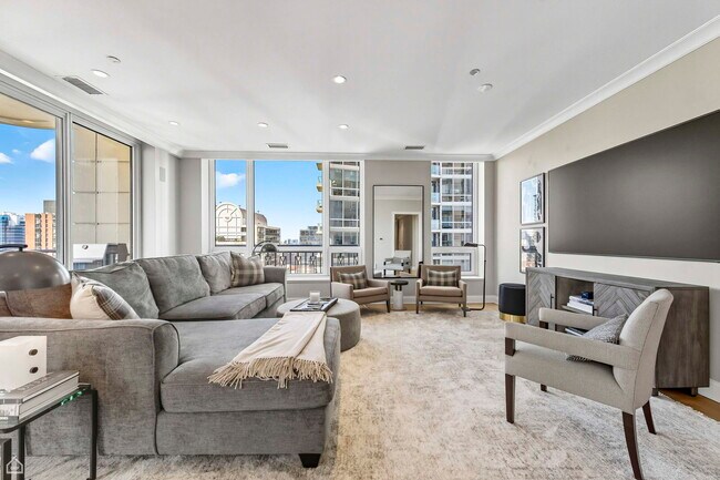 Building Photo - 10 E Delaware Pl