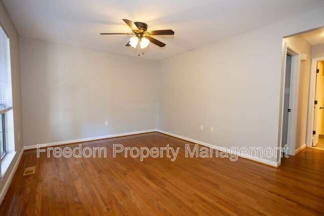 Building Photo - 5685 Roundtree Dr