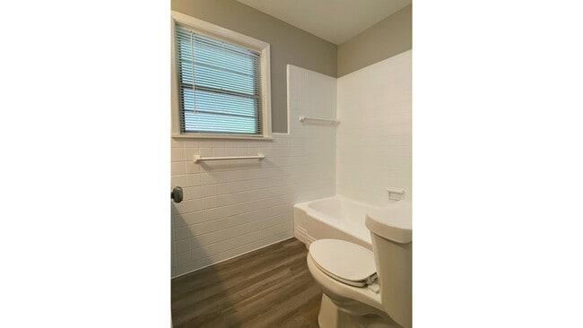 Building Photo - 403 Parkwood Dr