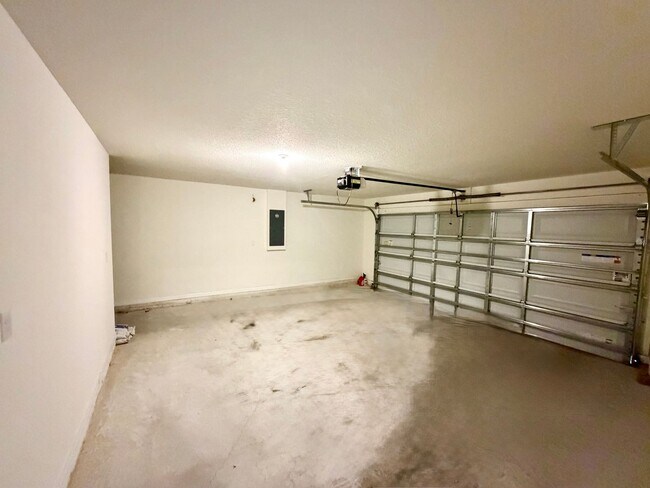 Building Photo - Beautiful Home in Newberry, FL – Spacious, Modern, and Peaceful Living