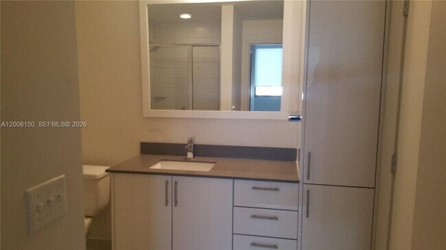 Building Photo - 999 SW 1st Ave