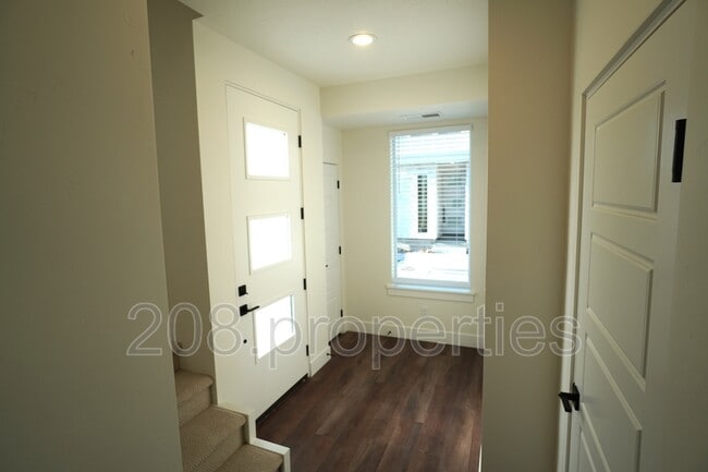 Building Photo - 525 E Violets Cv Ln