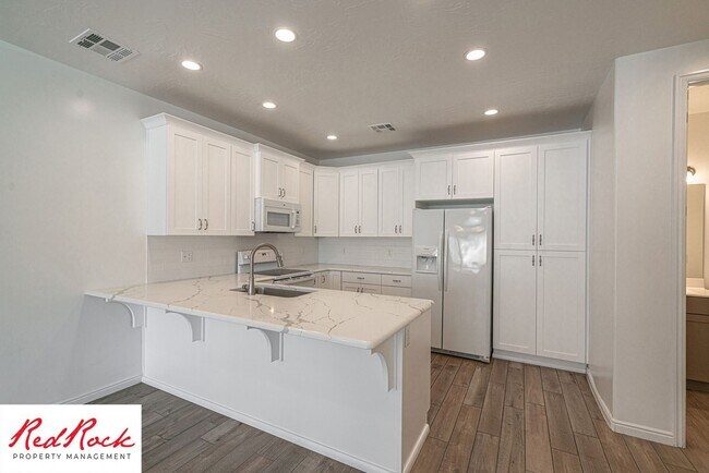 Building Photo - 3 Bedroom, 2.5 Bathroom Townhome in Ivins City