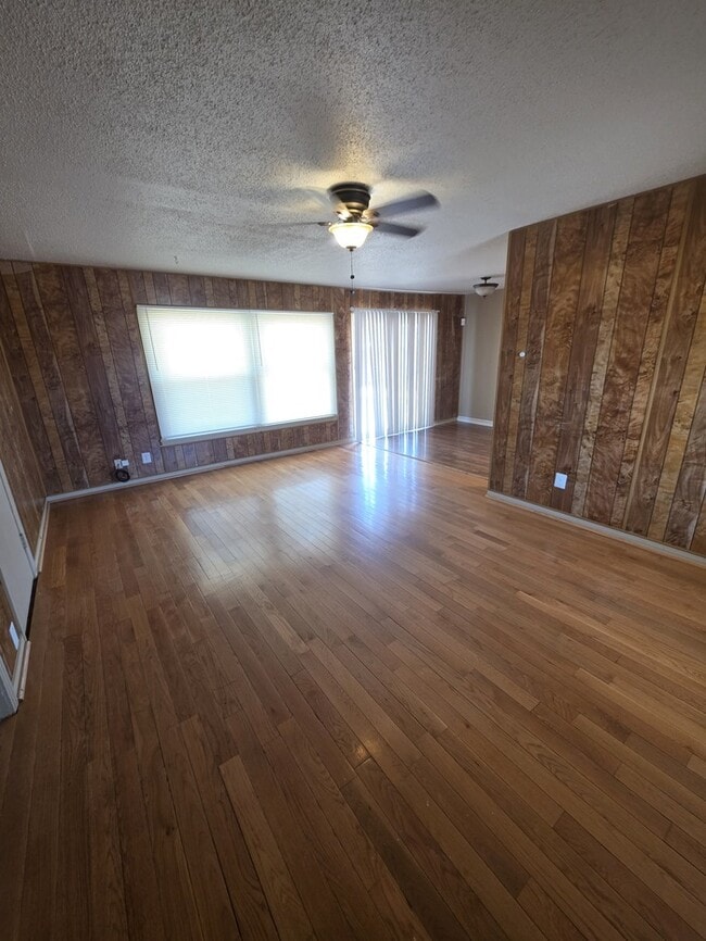 Building Photo - 3 bed 1.5 bath home, large backyard!