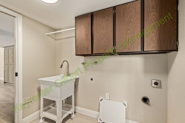 Building Photo - Beautiful Gilbert Home with Pool — Convenient Location & Modern Upgrades!