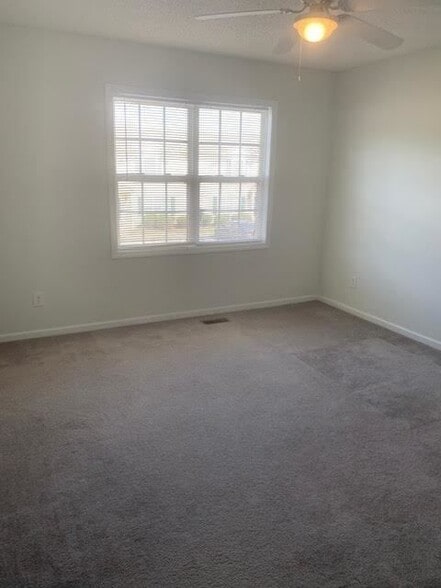 Building Photo - 2345 Vineyard Dr