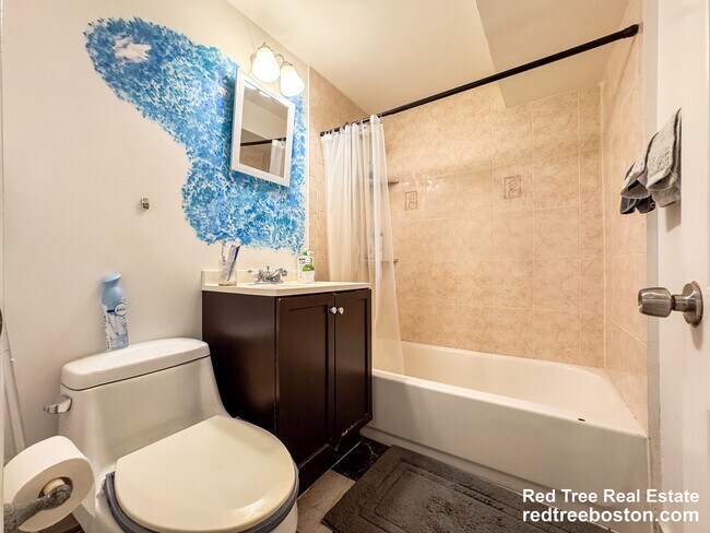 Building Photo - 28 Linden St